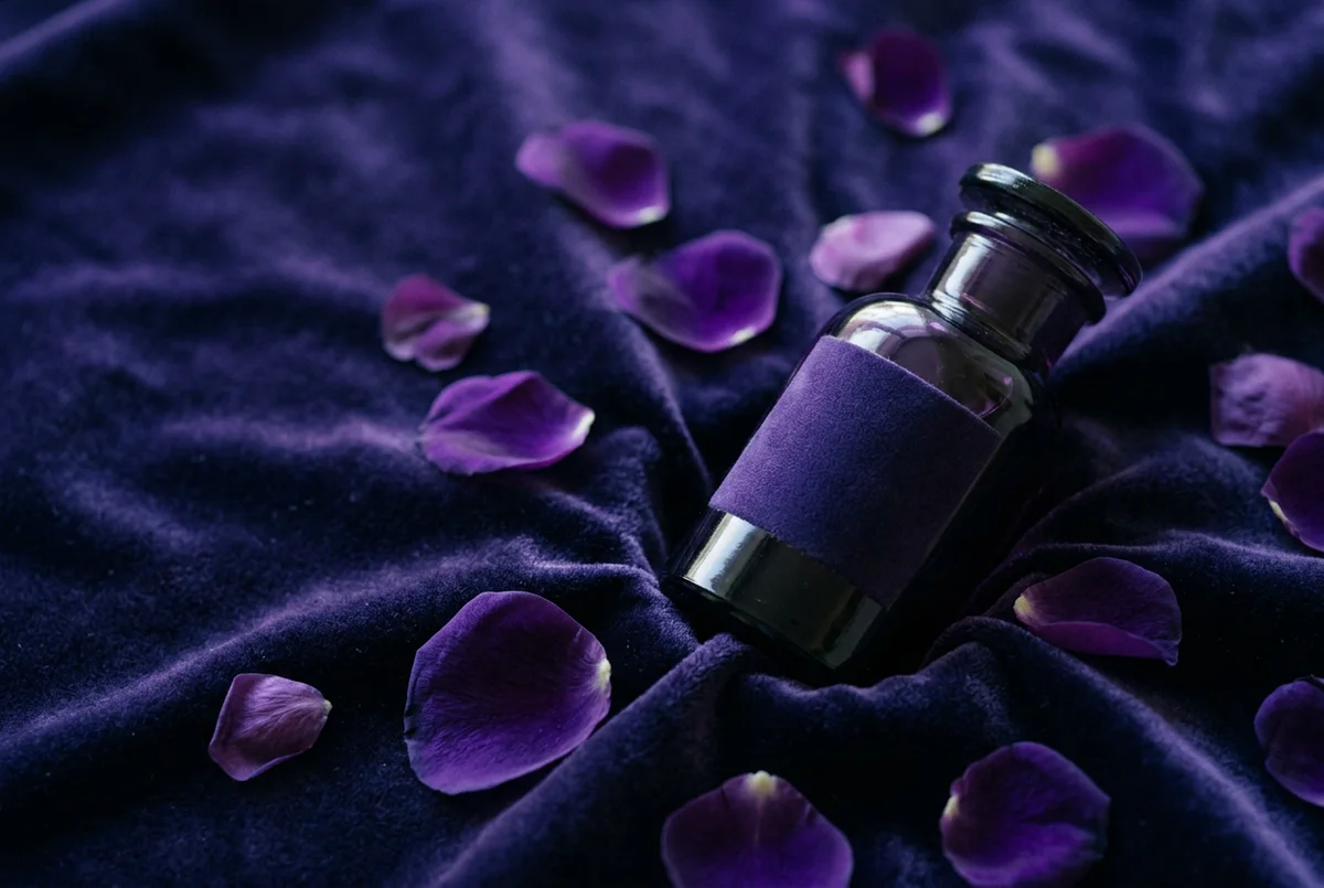 Dries Van Noten выпустил унисекс-аромат Velvet Violet с текстурой бархата
